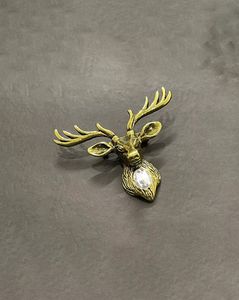 Men Gold-Plated Deer-Shaped Brooch